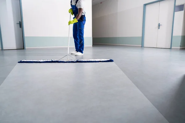 Joven Limpiando Piso Con Fregona Oficina —  Fotos de Stock