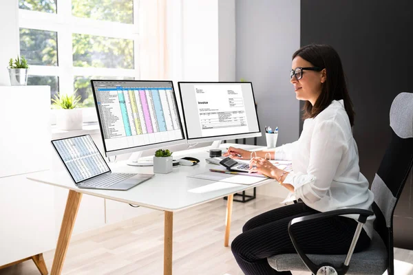 Boekhouder Manager Met Behulp Van Financial Manager Factuur Computer — Stockfoto