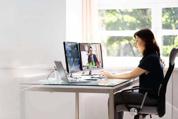 Virtuelle Präsentation Oder Webinar Auf Mehreren Bildschirmen — Stockfoto