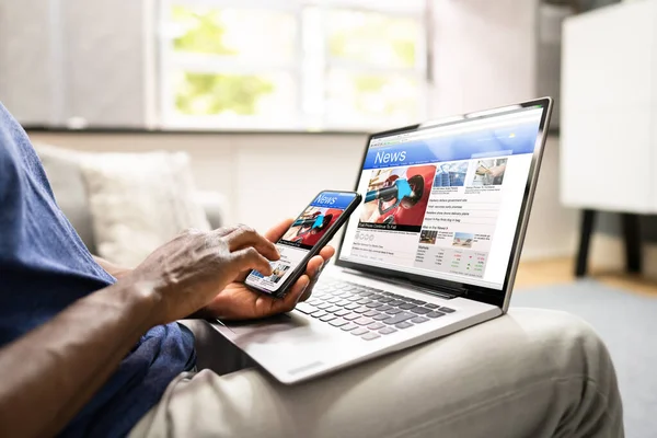 Guardare Notizie Sullo Schermo Del Computer Portatile Online Casa — Foto Stock