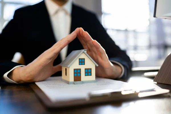 Hausversicherung Und Sicherheit Immobilien Kaufen — Stockfoto