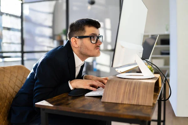 Sentado Una Mala Postura Equivocada Escritorio Oficina —  Fotos de Stock