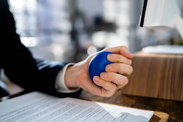 Primer Plano Del Hombre Negocios Sosteniendo Bola Estrés Mano — Foto de Stock