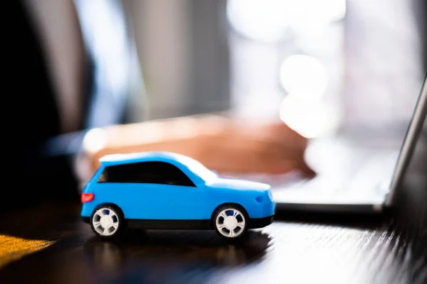 Comprare Vendita Online Assicurazione Auto Sul Computer — Foto Stock