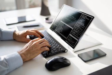 Bilgisayar Programcısı Ofisteki Bilgisayar Kodu Yazıyor