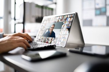Ofisteki Tablette Çevrimiçi Video Konferansı Toplantısı