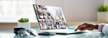 Bilgisayar ekranında Dijital Çevrimiçi Webinar Konferansı