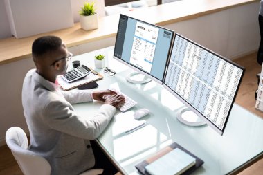 E Fatura Vergi Yazılımı Erkek Muhasebeci Bilgisayarı