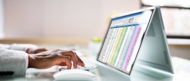 Ofisteki Laptop Bilgisayar Monitöründeki Hesap Tablosu