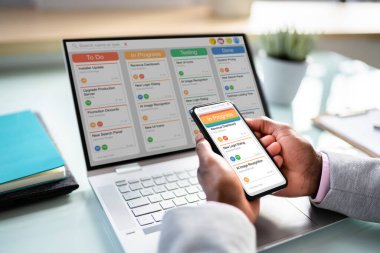 Akıllı Telefon veya Cep Telefonu Tutan Afrikalı Adam
