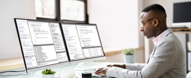 Bilgisayar Programcısı Ofisteki Bilgisayar Kodu Yazıyor