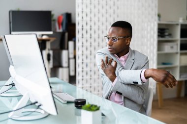 Ofis Masasında Esneme Egzersizi