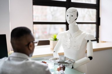 İnsansı Sayborg yapay zeka robot asistanı ofise kahve getiriyor.