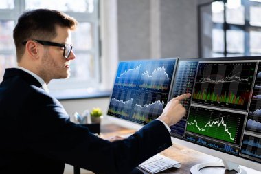 Genç Erkek Borsacı İşyerindeki Bilgisayarda Grafiğe Bakıyor