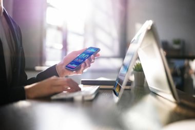 KPI İş Analitik Veri Kontrol Paneli. Analizci Bilgisayar Kullanıyor