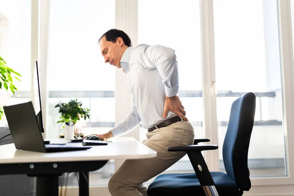 Dolor Espalda Mala Postura Hombre Sentado Oficina — Foto de Stock