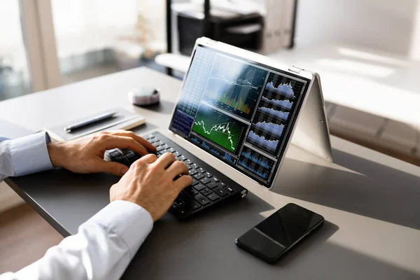 Närbild Aktiemarknaden Mäklares Hand Titta Grafer Laptop — Stockfoto