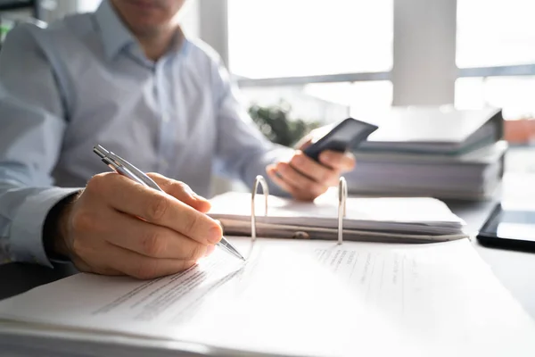 Boekhouder Van Overheidsbelasting Die Calculator Gebruikt Financiële Grootboek — Stockfoto