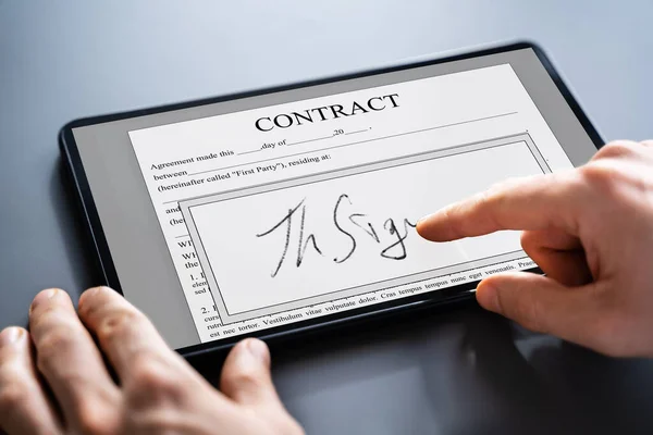 Assinatura Digital Documento Contrato Online Usando Tablet — Fotografia de Stock