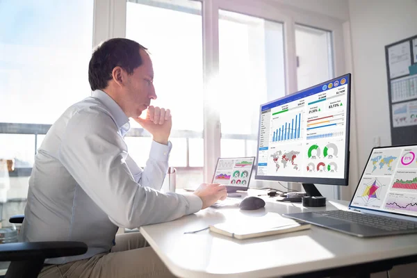 Business Data Analyst Man Using Computer Desk — 스톡 사진
