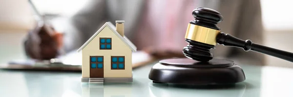 Scheidung Eigentumsrecht Und Zwangsvollstreckung Von Häusern Und Konkurs — Stockfoto