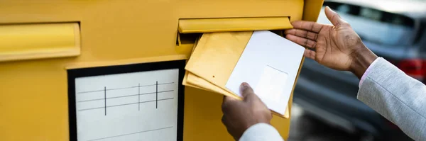 Lettera Busta Documento Nella Casella Posta Mano Uomo Invio Posta — Foto Stock