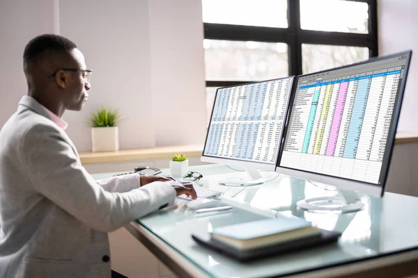 Computer Spreadsheet Data Analyst Mann Mit Mehreren Bildschirmen — Stockfoto