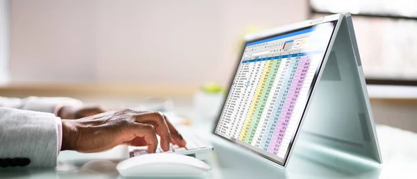 Hoja Cálculo Datos Monitor Computadora Portátil Oficina — Foto de Stock