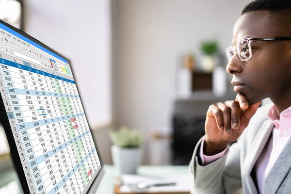 Analista Datos Hombre Africano Usando Hoja Cálculo Computadora — Foto de Stock