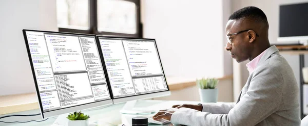 Computerprogrammierer Schreibt Programmcode Auf Computer Büro — Stockfoto