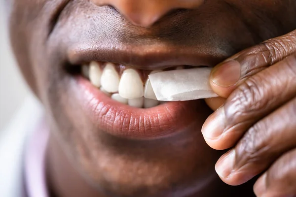 Homem Mastigar Húmido Nicotina Tabaco Snus Produto — Fotografia de Stock