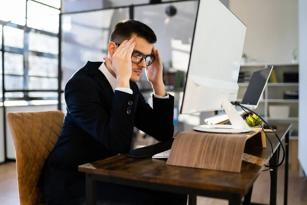 Stressato Triste Uomo Affari Utilizzando Office Computer — Foto Stock