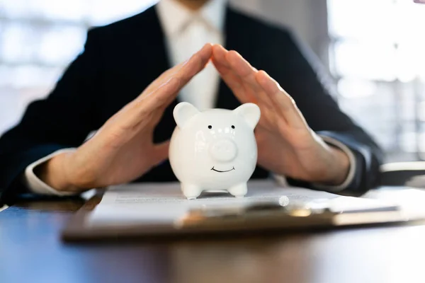 Närbild Affärsman Hand Skydda Piggy Bank — Stockfoto