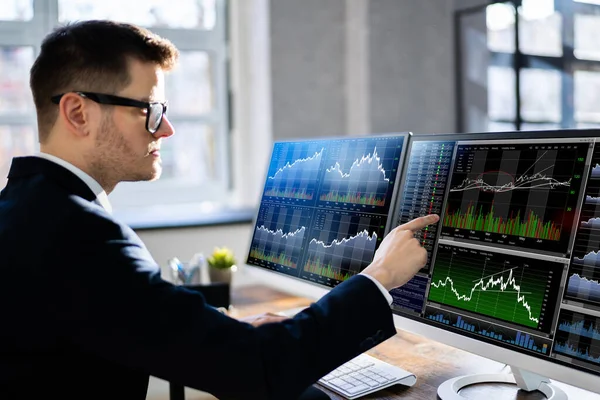 Young Male Stock Market Broker Looking Graph Computer Workplace — Stock Photo, Image