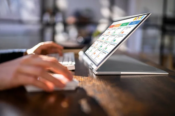 Scrum Agile Projekt Auf Convertible Hybrid Laptop Computerbildschirm — Stockfoto