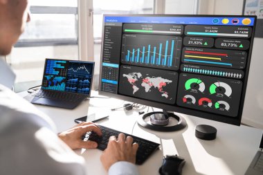 Çalışma Veri Analisti Masada Bilgisayar Kullanıyor