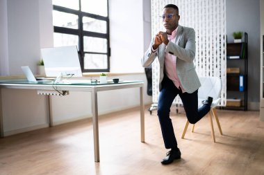 Daimi Ofis Yogası Çalışması ve İş Bilgisayarının Yakınındaki Egzersiz