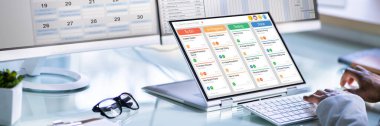 Dizüstü bilgisayardaki Kanban Proje Yönetimi Yazılımı. Dijital Takvim Zamanlaması