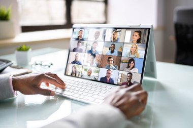 Melez İş Bilgisayarında Siyah Adam Sanal Konferans Çağrısı