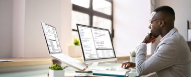 Afrikalı Amerikalı Programcı Bilgisayarda Kodlanıyor