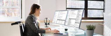 Bilgisayar Programcısı Ofisteki Bilgisayar Kodu Yazıyor