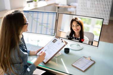 Çevrimiçi Video Konferansı İş Görüşmesi Çağrısı veya Giysi