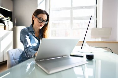 Çevrimiçi Sanal Video Alıştırma Çağrısı Kullanan Kadın