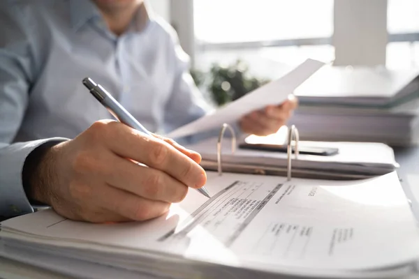 Öffentlicher Steuerberater Der Rechnungen Prüft Finanzbuchhaltung — Stockfoto