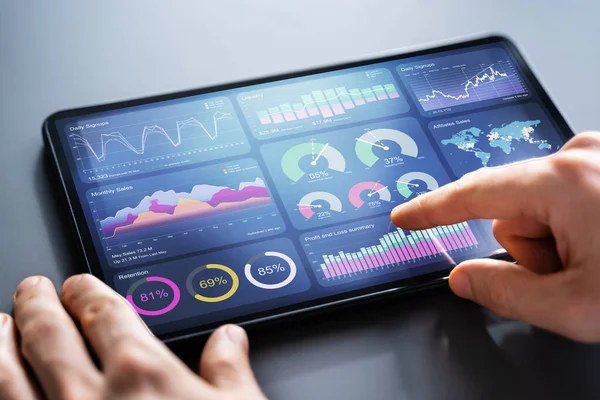 Finanční Analytik Používající Technologii Analytics Tabletu — Stock fotografie