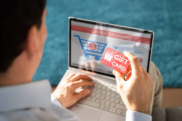 Cadeaukaart Vasthouden Tijdens Het Gebruik Van Laptop Voor Online Winkelen — Stockfoto