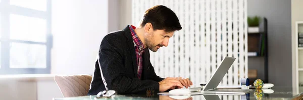 Hombre Sentado Mala Postura Trabajando Computadora Oficina — Foto de Stock