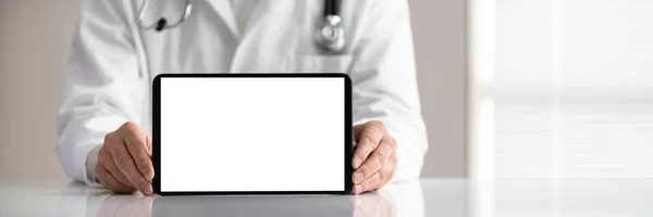 Gros Plan Main Médecin Masculin Tenant Tablette Numérique Avec Écran — Photo