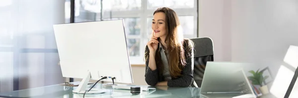 Happy Professional Žena Zaměstnanec Pomocí Počítače Pro Práci — Stock fotografie