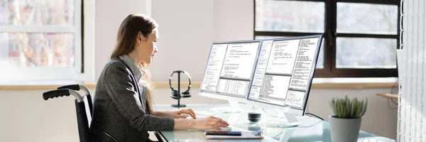 Computerprogrammierer Schreibt Programmcode Auf Computer Büro — Stockfoto